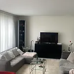 Schlafzimmer Mit Eigenem Bad In Bewohntes Haus *