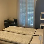 Schlafzimmer Mit Eigenem Bad In Bewohntes Haus