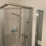 Mit Privatem Badezimmer In Guter Lage