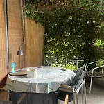 Schlafzimmer mit eigenem Bad in bewohntes Haus Bern